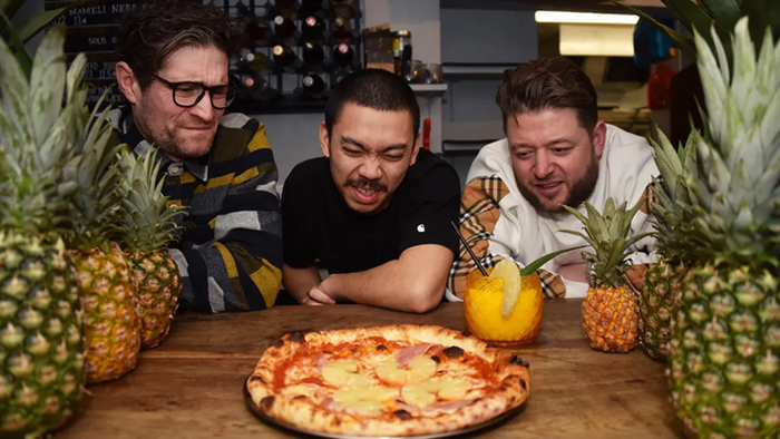 nguoi y va cuoc chien voi pizza dua 2