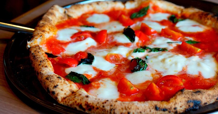 nguoi y va cuoc chien voi pizza dua 3
